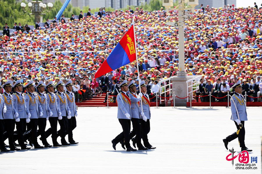  9月3日，中國(guó)人民抗日戰(zhàn)爭(zhēng)暨世界反法西斯戰(zhàn)爭(zhēng)勝利70周年紀(jì)念大會(huì)在北京隆重舉行，有11個(gè)國(guó)家派方隊(duì)、6個(gè)國(guó)家派代表隊(duì)來(lái)華參加閱兵。圖為蒙古國(guó)武裝力量方隊(duì)通過(guò)天安門廣場(chǎng)。中國(guó)網(wǎng)記者 楊佳攝 