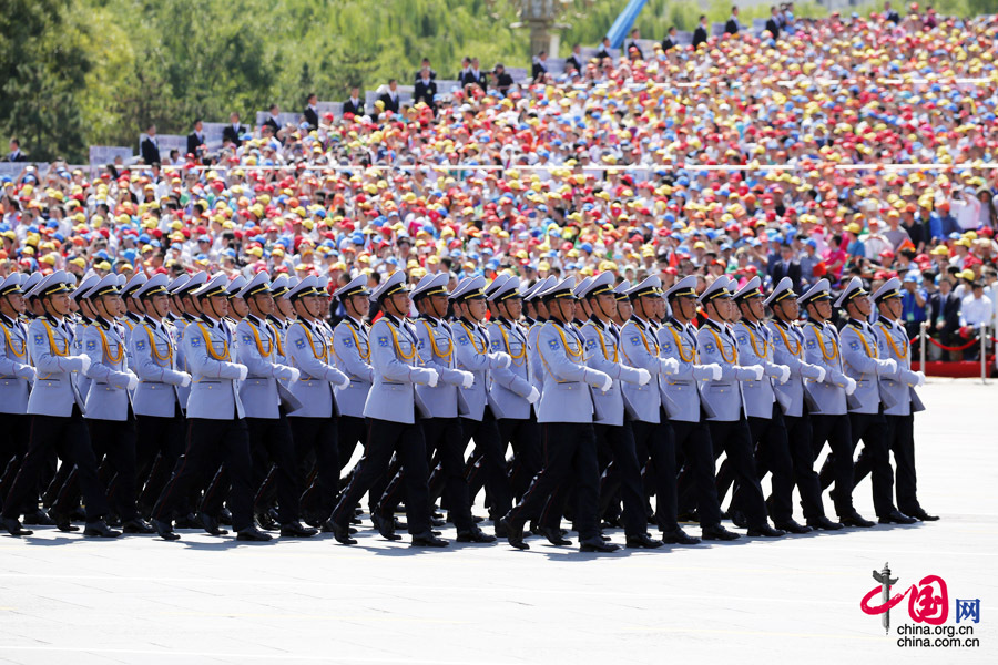  9月3日，中國人民抗日戰(zhàn)爭暨世界反法西斯戰(zhàn)爭勝利70周年紀(jì)念大會在北京隆重舉行，有11個國家派方隊、6個國家派代表隊來華參加閱兵。圖為蒙古國武裝力量方隊通過天安門廣場。中國網(wǎng)記者 楊佳攝