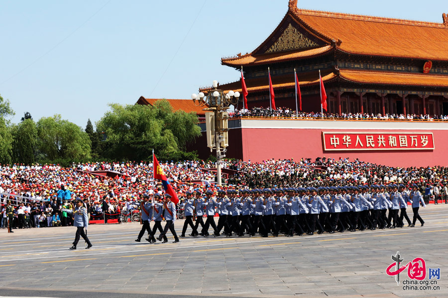 9月3日，中國人民抗日戰(zhàn)爭暨世界反法西斯戰(zhàn)爭勝利70周年紀念大會在北京隆重舉行，有11個國家派方隊、6個國家派代表隊來華參加閱兵。圖為蒙古國武裝力量方隊通過天安門廣場。中國網(wǎng)記者 董寧攝