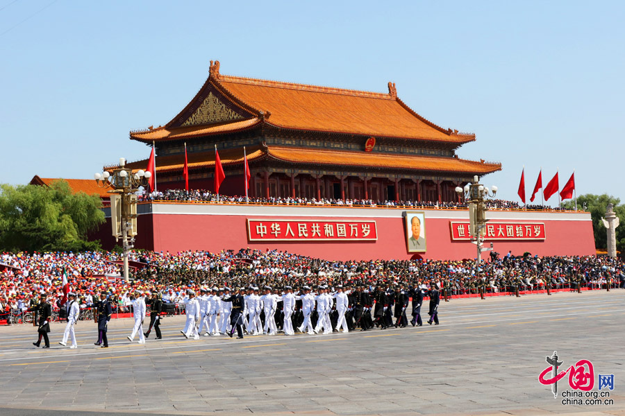  9月3日，中國(guó)人民抗日戰(zhàn)爭(zhēng)暨世界反法西斯戰(zhàn)爭(zhēng)勝利70周年紀(jì)念大會(huì)在北京隆重舉行，有11個(gè)國(guó)家派方隊(duì)、6個(gè)國(guó)家派代表隊(duì)來(lái)華參加閱兵。圖為墨西哥武裝力量方隊(duì)通過(guò)天安門(mén)廣場(chǎng)。中國(guó)網(wǎng)記者 董寧攝