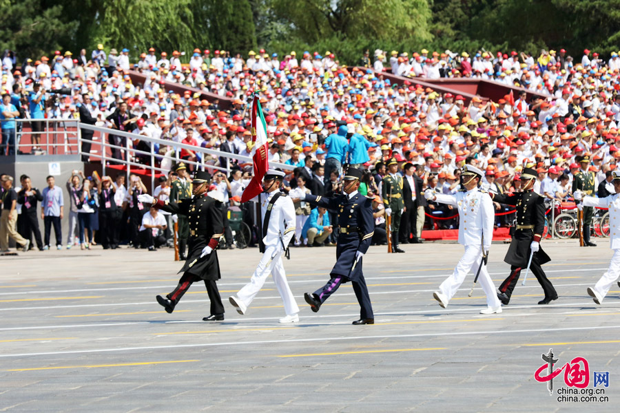 9月3日，中國人民抗日戰(zhàn)爭暨世界反法西斯戰(zhàn)爭勝利70周年紀(jì)念大會在北京隆重舉行，有11個(gè)國家派方隊(duì)、6個(gè)國家派代表隊(duì)來華參加閱兵。圖為墨西哥武裝力量方隊(duì)通過天安門廣場。中國網(wǎng)記者 董寧攝