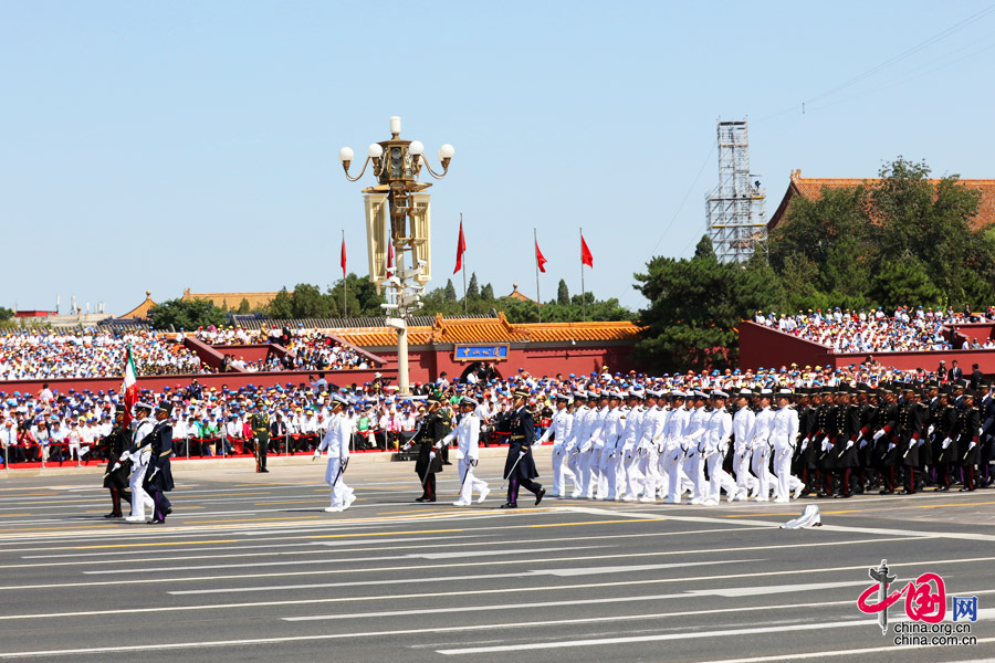 9月3日，中國人民抗日戰(zhàn)爭暨世界反法西斯戰(zhàn)爭勝利70周年紀念大會在北京隆重舉行，有11個國家派方隊、6個國家派代表隊來華參加閱兵。圖為墨西哥武裝力量方隊通過天安門廣場。中國網(wǎng)記者 董寧攝