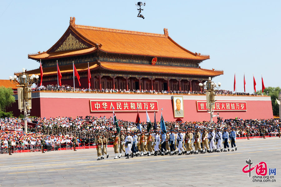 9月3日，中國(guó)人民抗日戰(zhàn)爭(zhēng)暨世界反法西斯戰(zhàn)爭(zhēng)勝利70周年紀(jì)念大會(huì)在北京隆重舉行，有11個(gè)國(guó)家派方隊(duì)、6個(gè)國(guó)家派代表隊(duì)來(lái)華參加閱兵。圖為巴基斯坦武裝力量方隊(duì)通過(guò)天安門(mén)廣場(chǎng)。中國(guó)網(wǎng)記者 董寧攝 