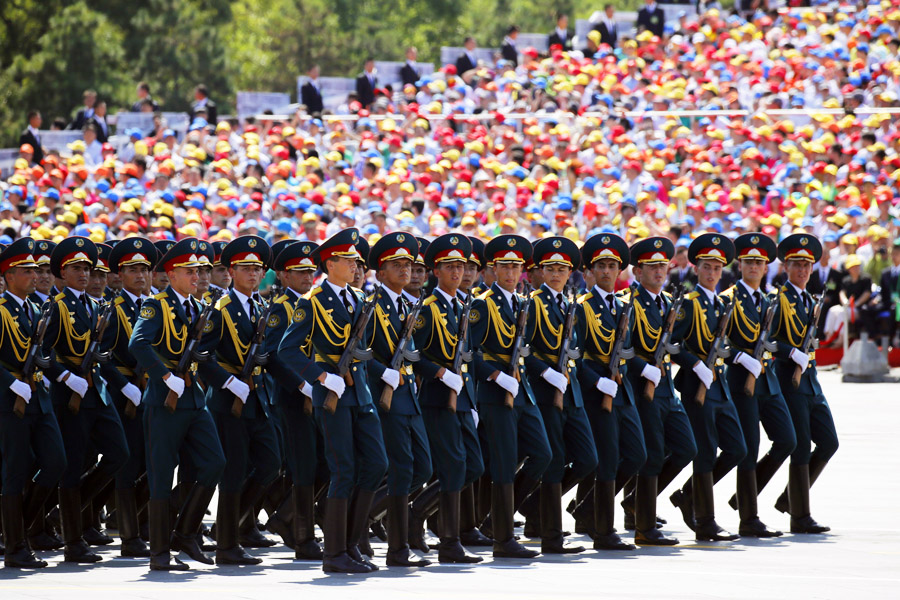  9月3日，中國(guó)人民抗日戰(zhàn)爭(zhēng)暨世界反法西斯戰(zhàn)爭(zhēng)勝利70周年紀(jì)念大會(huì)在北京隆重舉行，有11個(gè)國(guó)家派方隊(duì)、6個(gè)國(guó)家派代表隊(duì)來(lái)華參加閱兵。圖為塔吉克斯坦武裝力量方隊(duì)通過(guò)天安門(mén)廣場(chǎng)。中國(guó)網(wǎng)記者 楊佳攝