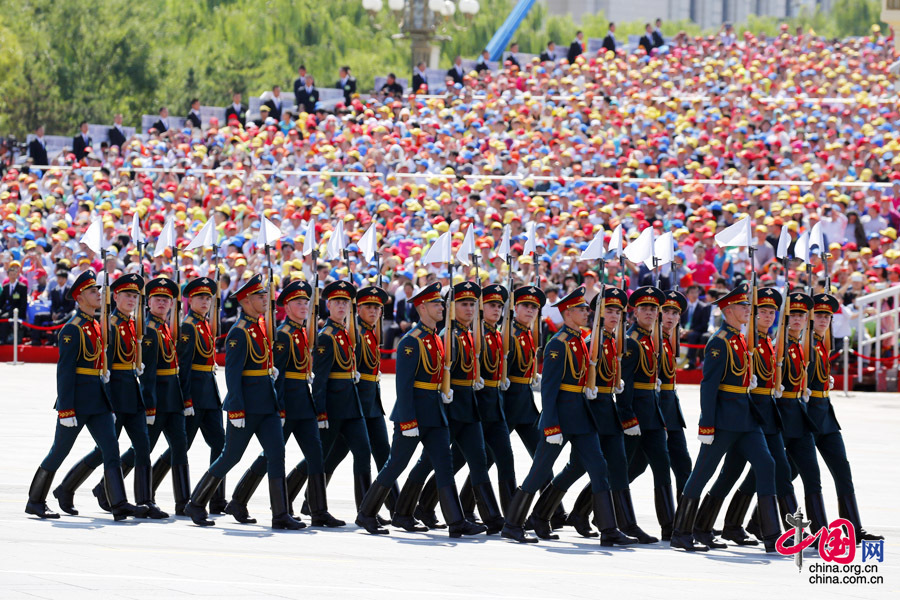  9月3日，中國人民抗日戰(zhàn)爭暨世界反法西斯戰(zhàn)爭勝利70周年紀念大會在北京隆重舉行，有11個國家派方隊、6個國家派代表隊來華參加閱兵。圖為俄羅斯聯(lián)邦武裝力量方隊通過天安門廣場。中國網記者 楊佳攝