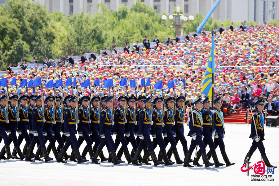 9月3日，中國人民抗日戰(zhàn)爭暨世界反法西斯戰(zhàn)爭勝利70周年紀(jì)念大會(huì)在北京隆重舉行，有11個(gè)國家派方隊(duì)、6個(gè)國家派代表隊(duì)來華參加閱兵。圖為俄羅斯聯(lián)邦武裝力量方隊(duì)通過天安門廣場
