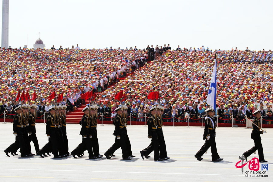 9月3日，中國人民抗日戰(zhàn)爭暨世界反法西斯戰(zhàn)爭勝利70周年紀(jì)念大會在北京隆重舉行，有11個(gè)國家派方隊(duì)、6個(gè)國家派代表隊(duì)來華參加閱兵。圖為俄羅斯聯(lián)邦武裝力量方隊(duì)通過天安門廣場